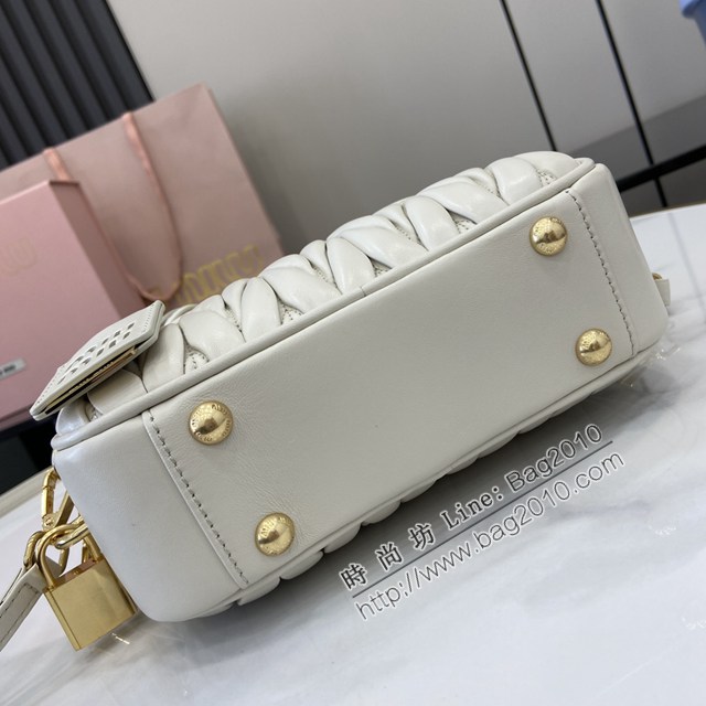 miumiu繆繆專櫃最新款Arcadie Matelasse羊皮革小號保齡球手提包斜挎包 jh2550型號：5BB123